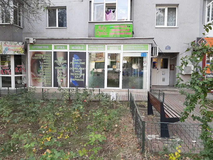 Exteriorul cabinetului de optică din Slatina, cu vitrine și firmă verde
